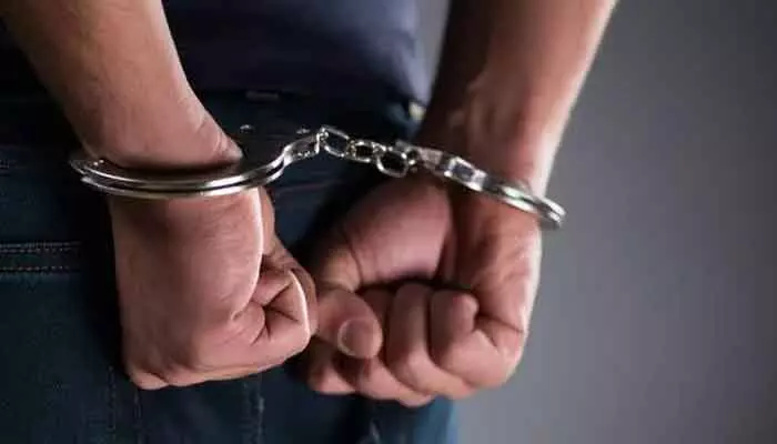 Arrested : గంజాయి అమ్ముతున్న ఫ్యామిలీ  అరెస్ట్