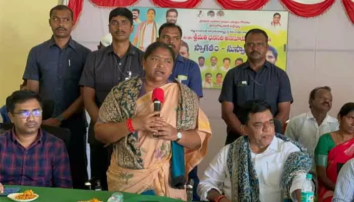 Minister Sitakka : రైతులు పండించిన ప్రతి వడ్ల గింజను ప్రభుత్వం కొనుగోలు చేస్తుంది