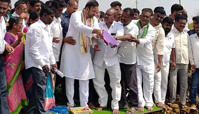 MLA Madanmohan : మత్స్యకారుల జీవితాల్లో వెలుగులు