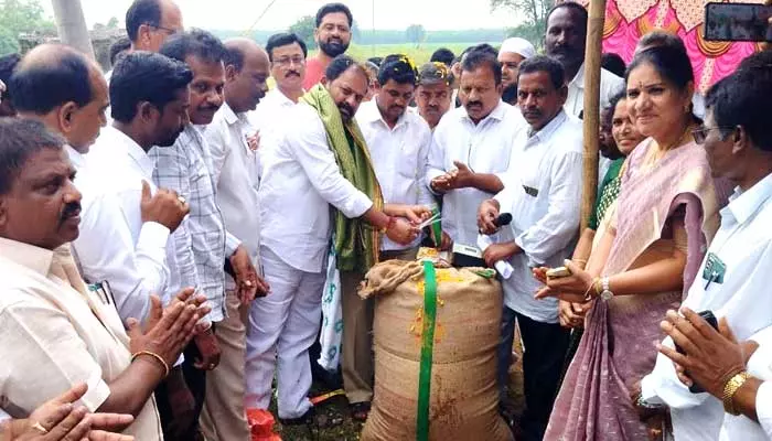 MLA : రైతులను అప్పుల ఊబిలో దింపిన కేసీఆర్‌