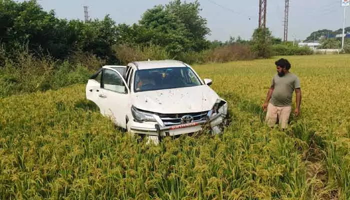 Car Accident: పోలాల్లోకి దూసుకెళ్లిన కారు.. ఏపీ అధికారిణికి తప్పిన ప్రమాదం