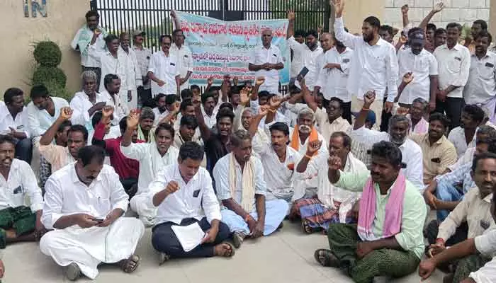 Collectorate : జిల్లా కలెక్టర్ కార్యాలయాన్ని ముట్టడించిన రైతులు..ఎందుకంటే..?