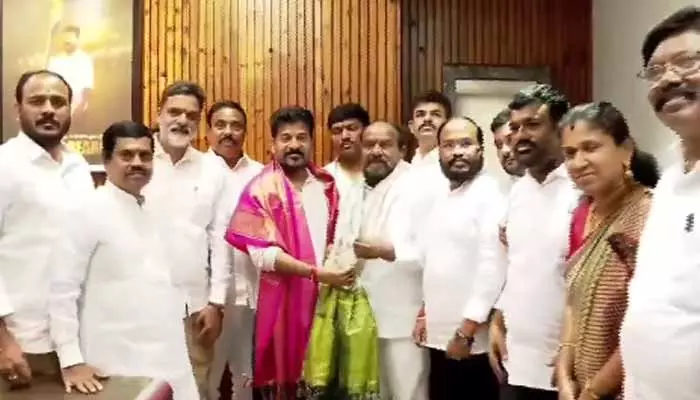 CM Revanth Reddy: సర్వేకు ముందు కీలక పరిణామం.. రేవంత్ రెడ్డితో ఆర్.కృష్ణయ్య భేటీ