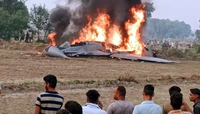 Fighter Jet: పంట పొలాల్లో కుప్పకూలిన ఆర్మీ విమానం