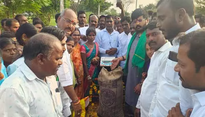 Medak MLA : దళారులను నమ్మి  రైతులు మోసపోవద్దు