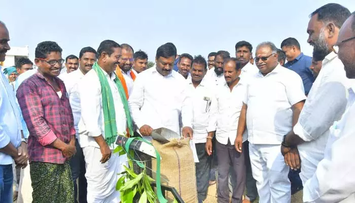 Nirmal MLA : దళారులకు ధాన్యాన్ని అమ్మి మోసపోవద్దు