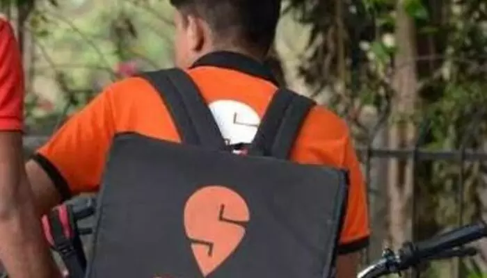 Swiggy: అదనపు డెలివరీ ఛార్జీలు విధించినందుకు స్విగ్గీకి రూ. 35,000 జరిమానా