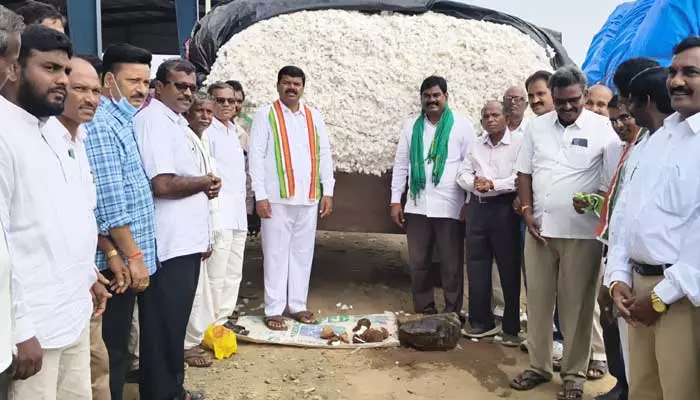 Pinapaka MLA : రైతులు పత్తి కొనుగోలు కేంద్రాన్ని సద్వినియోగం చేసుకోవాలి