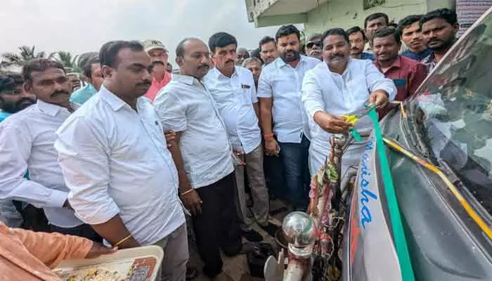 MLA Donthi : సీసీఐ పత్తి కొనుగోలు కేంద్రాన్ని ప్రారంభించిన ఎమ్మెల్యే దొంతి