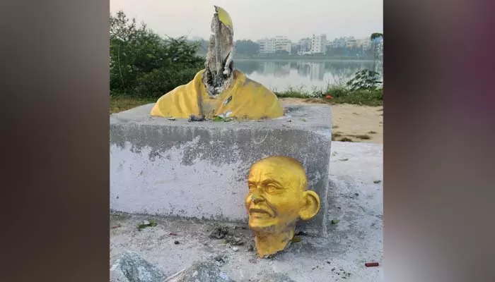 Gandhi statue : నిజాంపేట్ లో మహాత్ముడికి తీవ్ర అవమానం..