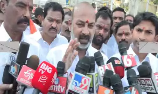 Bandi Sanjay : ఆరు గ్యారంటీలపై సమాధానం చెప్పాకే రాహుల్ గాంధీ తెలంగాణకు రావాలి : కేంద్ర మంత్రి బండి సంజయ్