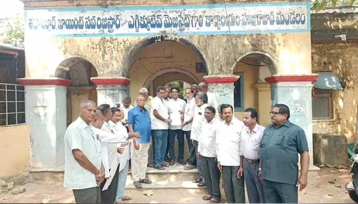 Tahsildar office : తహశీల్దార్ కార్యాలయం ముందు రిటైర్డ్ ఉద్యోగుల ధర్నా..