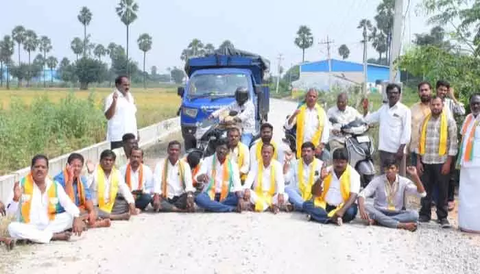 protest : అసంపూర్తి రోడ్డు నిర్మాణ పనులపై నిరసన