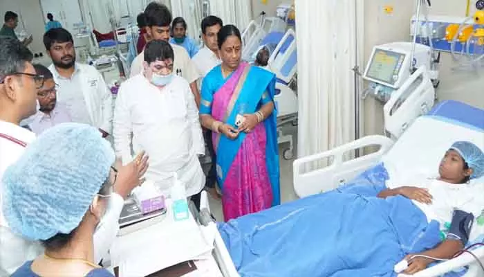 Ministers Surekha: వాంకిడి గిరిజన విద్యార్థులను పరామర్శించిన మంత్రులు కొండా సురేఖ, పొన్నంలు