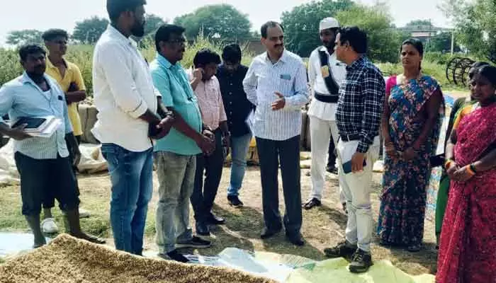 Additional Collector : ధాన్యం కొనుగోలు కేంద్రాలను పరిశీలించిన అదనపు కలెక్టర్