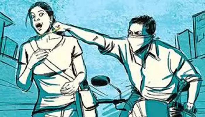 Chain snatching : బైక్ పై వెళ్తున్న భార్యాభర్తలు..ఆ తర్వాత ఏం జరిగిందంటే..?