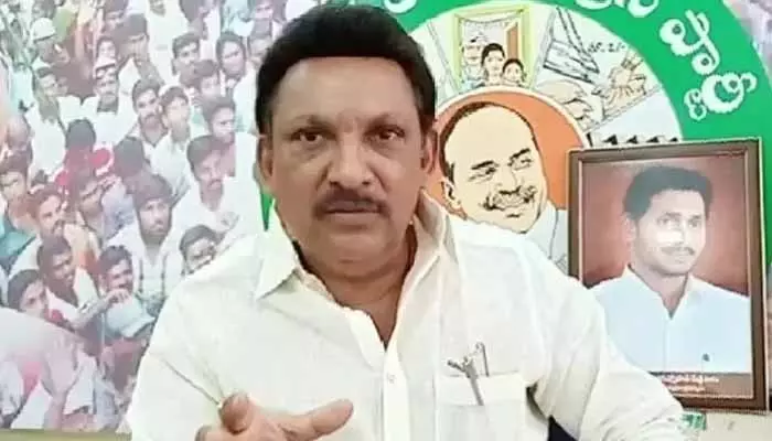 IT Raids: వైసీపీ మాజీ ఎమ్మెల్యే ఇంట్లో ఐటీ అధికారుల సోదాలు..