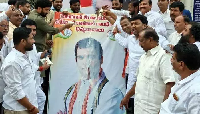 T Congress: రాహుల్ గాంధీకి పాలాభిషేకాలు చేసిన కాంగ్రెస్ బీసీ నేతలు