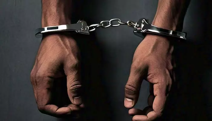 Illegal arrest: ఓ వ్యక్తిని అక్రమంగా అరెస్టు చేసిన పోలీస్.. రూ.2లక్షల జరిమానా విధించిన కోర్టు