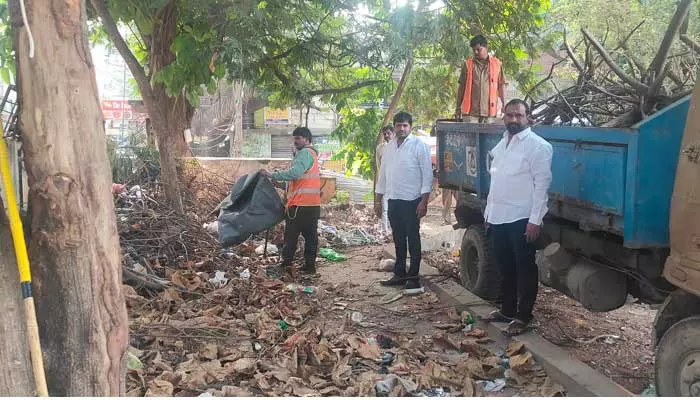 దిశ ఎఫెక్ట్.. రమ్య గ్రౌండ్స్ లో క్లీనింగ్ పనులు చేయించిన కాంగ్రెస్ నాయకులు...