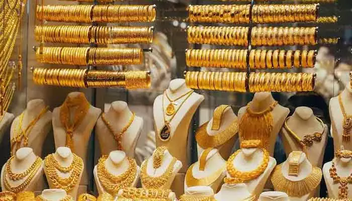 Gold & Silver Prices: ఊహించని రీతిలో తగ్గిన బంగారం ధర.. పసిడి ప్రియులకు పండగే !