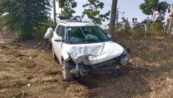 త్రుటిలో తప్పిన పెను ప్రమాదం.. డ్రైవర్ కి స్వల్ప గాయాలు..