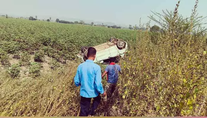 కారు బోల్తా.. తండ్రి కొడుకులకు తప్పిన ప్రమాదం..