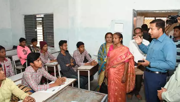 విద్యార్థులు మంచి మార్కులు సాధించేందుకు కృషి చేయాలి :  ఆదిలాబాద్  కలెక్టర్