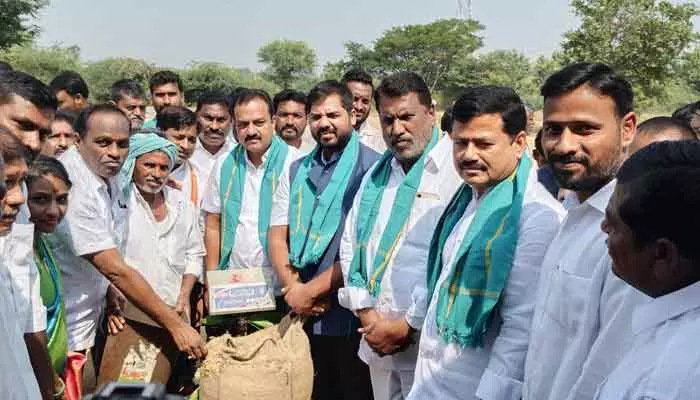 నిర్వాసితులకు ఎల్లంపల్లి పరిహారం పంపిణీ