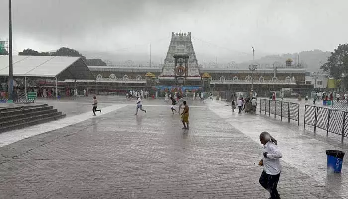 Tirumala:తిరుమలలో మోస్తరు వర్షం.. టీటీడీ అధికారులు కీలక సూచనలు