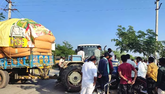 రోడ్డెక్కిన పత్తి రైతులు