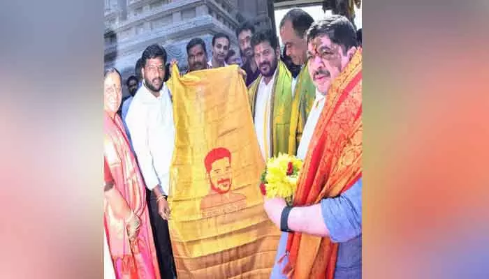 అగ్గిపెట్టెలో ఇమిడే బంగారు శాలువా సీఎం కు బహుకరణ