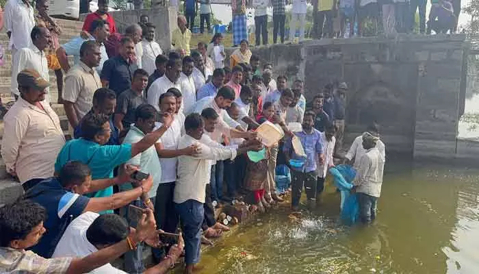 మత్స్యకారులు ఆందోళనకు గురవుతున్నారు : ఎమ్మెల్యే