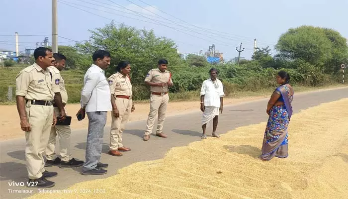 రోడ్ల పై ధాన్యం.. వాహనదారులకు ప్రాణ సంకటం..