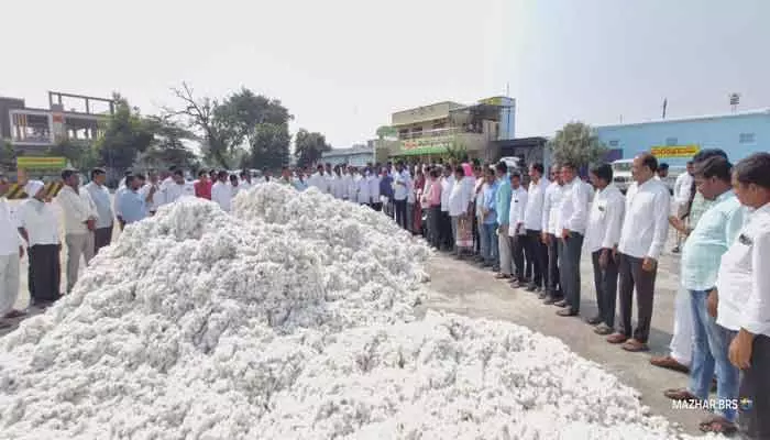 పత్తి కొనుగోలు కేంద్రాన్ని  పరిశీలించిన ఎమ్మెల్యే అనిల్ జాదవ్