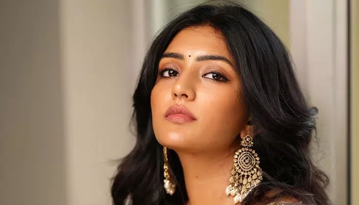 Eesha Rebba : అబ్బ ఈషా.. ఎల్లో శారీలో సెక్సీగా పరిచావు అందాలు