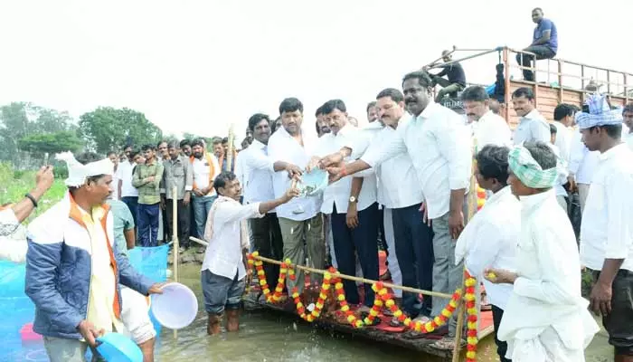 కుల వృత్తుల వారు ఆర్థికంగా ఎదిగేందుకు ప్రభుత్వం కృషి : ఎమ్మెల్యే సంజీవరెడ్డి