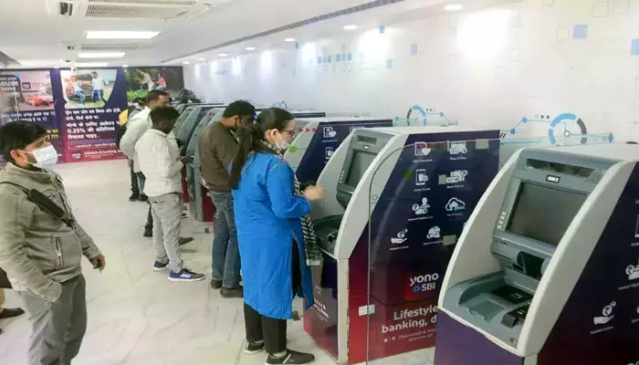 ATM Machines: పెరిగిన యూపీఐ లావాదేవీలు.. ఏడాదిలో 4000 ఏటీఎం మిషన్లు క్లోజ్..!