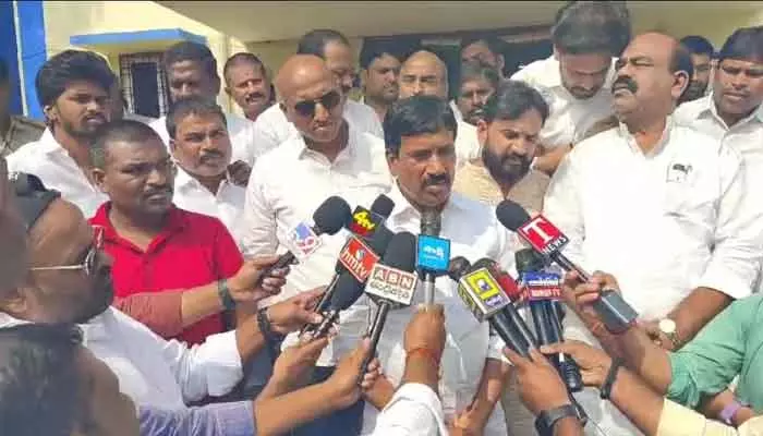 సురేష్ రోజు నాతో మాట్లాడతాడు : మాజీ ఎమ్మెల్యే పట్నం