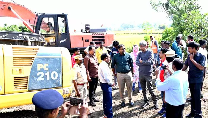 వేగంగా రైల్వే ట్రాక్ పునరుద్దరణ పనులు