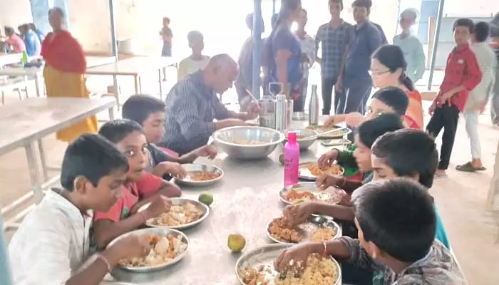 ఉడకని అన్నం... విద్యార్థులకు అస్వస్థత