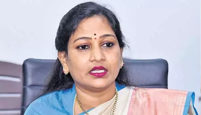 Home Minister Anitha: జగన్ ఇంకా రోడ్లపై తిరుగుతున్నారంటే ఆయనే కారణం.. హోంమంత్రి అనిత హాట్ కామెంట్స్