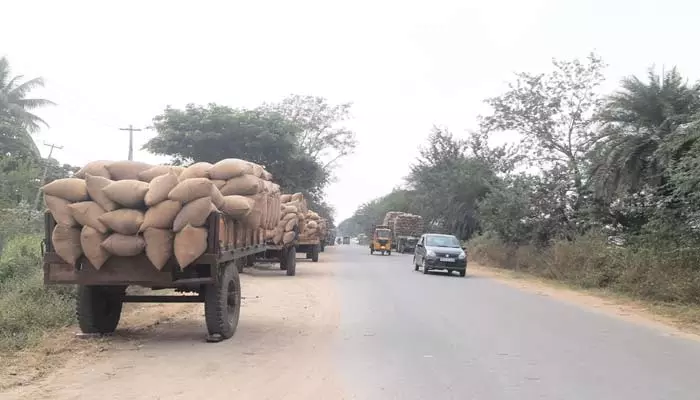 నిర్లక్ష్యంగా నిలిపి.. నిండు ప్రాణాలు బలి..