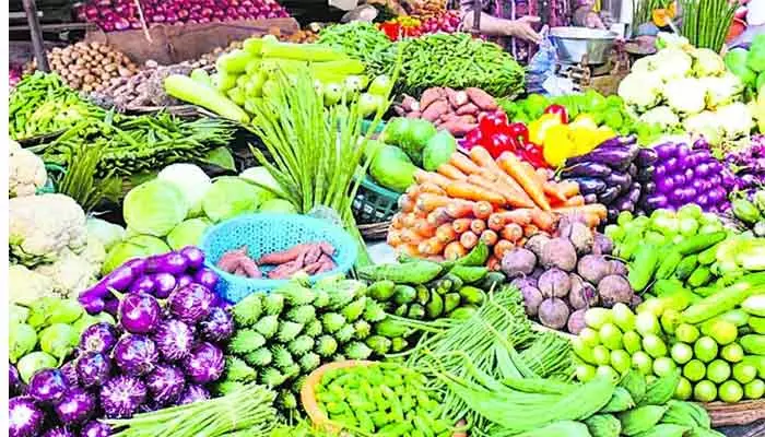 Model vegetable market : మార్కెట్​లో బినామీలకు చెక్​..