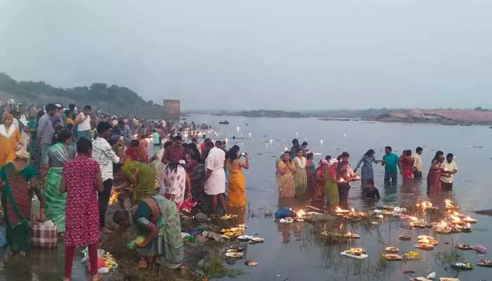 కృష్ణా నదికి అధిక సంఖ్యలో తరలివచ్చిన భక్తులు