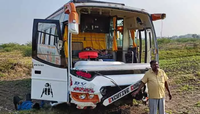 జోగులాంబ అమ్మవారి దర్శనానికి వెళ్తూ టూరిస్ట్ బస్సు బోల్తా..