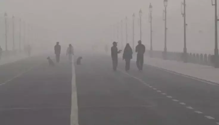 Delhi pollution: వరుసగా మూడో రోజు ఢిల్లీని కమ్మేసిన పొగమంచు