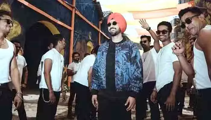 Diljit Dosanjhకి షాకిచ్చిన తెలంగాణ సర్కార్.. కాన్సర్ట్‌‌లో ఆ పాటలు పాడొద్దంటూ నోటీస్