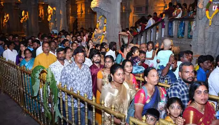 యాదగిరిగుట్టలో కార్తీక పౌర్ణమి సందడి...