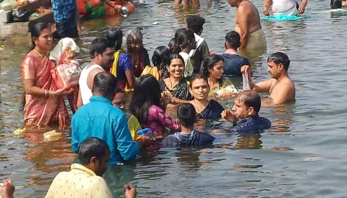 భక్తులతో కిటకిటలాడిన కోటిలింగాల..జనసంద్రమైన గోదావరి